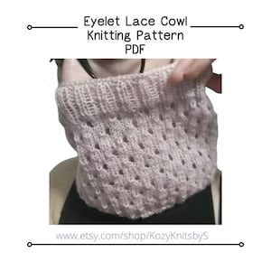 以下が含まれることがあります： アイレットレースの模様が施されたピンクのニットのネックウォーマーのクローズアップ。ネックウォーマーは人の手で持ち上げられている。画像の上部には「Eyelet Lace Cowl Knitting Pattern PDF」というテキストが書かれている。画像の下部には「www.etsy.com/shop/KozyKnitsbyS」というテキストが書かれている。