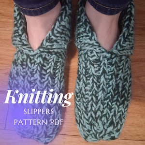 Könnte beinhalten: Gestrickte Hausschuhe in Türkis und Dunkelgrün mit einem strukturierten Stich. Die Hausschuhe sind aus dickem Garn gefertigt. Das Bild enthält den Text "Knitting Slippers Pattern PDF".