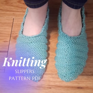 Może przedstawiać: Para dzianinowych kapci w kolorze turkusowym. Kapcie wykonane są z teksturowego ściegu i mają zaokrąglony nosek. Tekst "Knitting Slippers Pattern PDF" jest nałożony na obraz. Kapcie są pokazane na drewnianej podłodze.