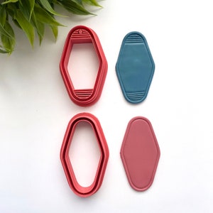 Peut inclure: Deux ensembles d'emporte-pièces en forme de panneau de motel. Un ensemble est rouge et l'autre est bleu. Les emporte-pièces sont en plastique et ont une finition lisse.
