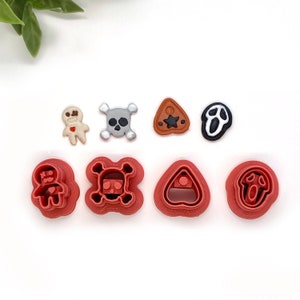 Peut inclure: Ensemble de découpoirs à biscuits et décorations sur le thème d'Halloween. Les découpoirs représentent un bonhomme en pain d'épices, une tête de mort, une planchette et un fantôme. Les décorations incluent un bonhomme en pain d'épices, une tête de mort, une planchette et un fantôme.