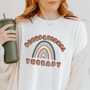 Camiseta de terapia ocupacional con arcoíris boho, camisetas OT OTA COTA, regalo de terapeuta ocupacional pediátrico, camiseta de estudiante de terapia