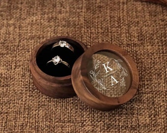 Benutzerdefinierte Runde Verlobungsring Box - Personalisierte Hochzeit Ring Box, Ringträger mit Acryl Deckel & Holz Basis, gravierte Ring Box für Verlobung