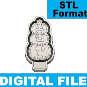 Può includere: Un tagliabiscotti a pila di zucche stampato in 3D. Il tagliabiscotti presenta tre zucche impilate con diverse espressioni facciali. L'immagine include il testo "STL Format" e "DIGITAL FILE" in un rettangolo blu.