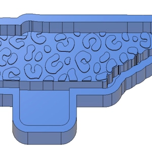 Puede incluir: Un molde de silicona azul con forma del estado de Tennessee con un diseño de estampado de leopardo en el interior.