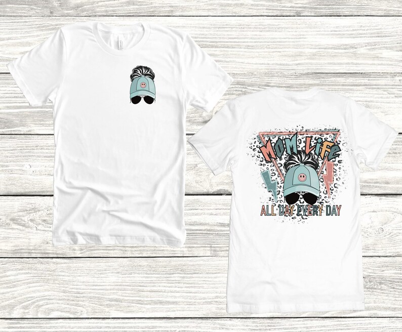K&ouml;nnte beinhalten: Zwei wei&szlig;e T-Shirts mit einem grafischen Design einer Frau, die eine blaue Baseballkappe mit einem unordentlichen Dutt und Sonnenbrille tr&auml;gt. Das Design auf der R&uuml;ckseite des Shirts lautet "Mom Life All Day Every Day" mit einem Leopardenmuster im Hintergrund.