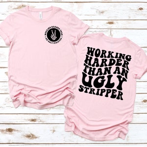 Camiseta "Trabajando más duro que una stripper fea", cita divertida, sarcasmo, sudadera de moda, sudadera con capucha sarcástica, sudadera sarcástica, regalo para ella imagen 2