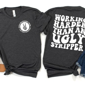 Camiseta "Trabajando más duro que una stripper fea", cita divertida, sarcasmo, sudadera de moda, sudadera con capucha sarcástica, sudadera sarcástica, regalo para ella imagen 1