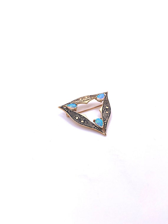 14k Yellow Gold Triangular Shaped Opal Pin