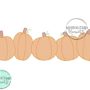 以下が含まれることがあります： 白い背景に、緑色の茎がついたオレンジ色のカボチャが5つ、横に並んでいます。