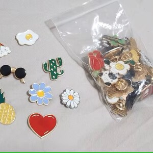 Random 10/30PCS Badges, Personalized Cute enamel Pins, Badge Brooches DIY Supplies Accessory, Cartoon Clothes Bag Hat Metal Small Pin Gift