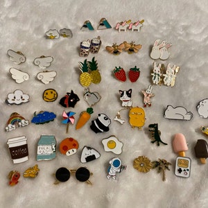 Willekeurige cartoon emaille pins set – 10 tot 100 stuks schattige broches voor rugzak, hoed, kleding | Planten, fruit, dier, badgedecor icoon, anime-spelden