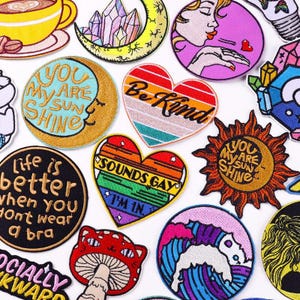 Levendige LGBTQ vrijdenker opstrijkpatronen, creatieve doe-het-zelf-borduurontwerpen. Unieke patches voor jeans, jassen, rugzakken en Express Yourself