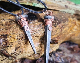 Colgante con forma de clavo de ataúd, talismán de hierro forjado y cobre con diseño en espiral, con cadena o cordón de cobre.