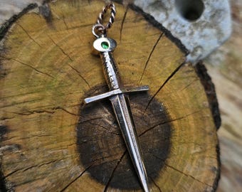 Colgante de daga de bronce con gema de tsavorita, collar medieval Athame, joyería de bruja
