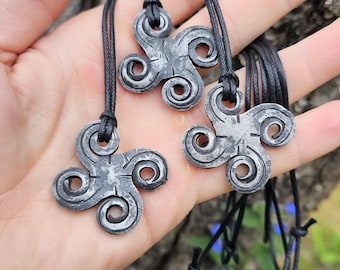 Collar con colgante en espiral de acero forjado a mano / Charm de espiral de inspiración celta / Joyería rústica hecha a mano
