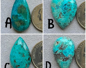 Könnte beinhalten: Vier tropfenförmige Edelsteine in Türkis- und Brauntönen, jeweils neben einer US-Viertel-Dollar-Münze zum Größenvergleich. Die Edelsteine sind mit A, B, C und D beschriftet.