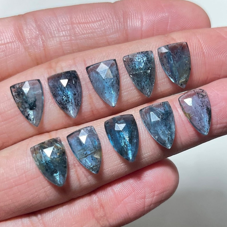 Blågrön mosskyanit 8 x 12 mm 10 st rosenskurna ädelstenar - Rosenskurna plattbakade ädelstenar av högsta kvalitet 10 stycken i lott för smyckestillverkning, hängen, ringar bild 1