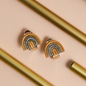 Brincos com clipe de arco-íris prateado e dourado brilhante para crianças Y3-8 | brincos bonitos em formato de arco e sem furos nas costas planas para crianças | primeiros clipes de orelha
