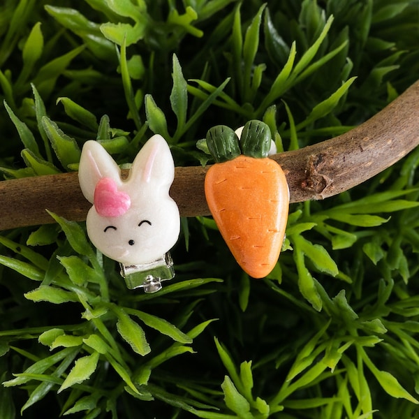 Boucles d'oreilles clip lapin et carotte pour enfant | clip-on lapin dépareillés pour oreilles non percées | Clips d'oreilles pour légumes à dos plat | premières boucles d'oreilles