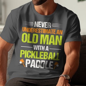 Ne sous-estimez jamais un vieil homme avec un pickleball paddle n T-shirt, chemise de pickleball drôle, cadeau amusant, cadeau pour lui