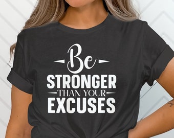 Puede incluir: Una camiseta gris oscuro con texto blanco que dice "Be Stronger Than Your Excuses".