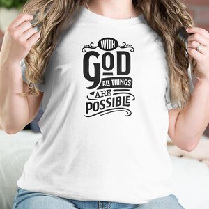 Med Gud är allt möjligt T-shirt, figurnära T-shirt för dam, Junior Fit T-shirt, lös T-shirt.