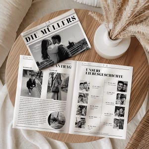 Personalisierte Hochzeitszeitung mit Fotos des Brautpaares und Artikeln über den Hochzeitstag – edles Design im Zeitungslook auf Holzuntergrund.