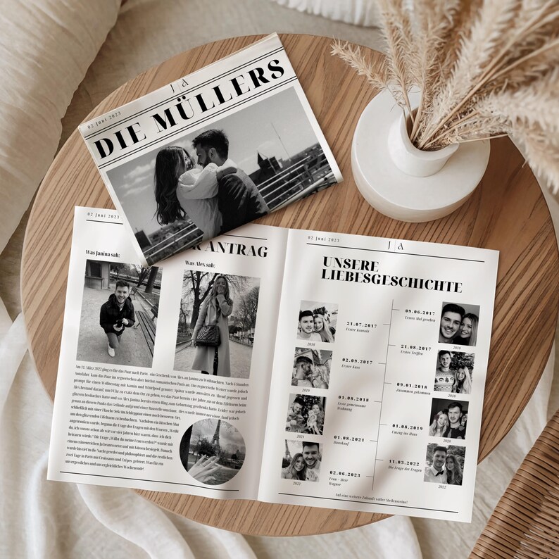 Personalisierte Hochzeitszeitung mit Fotos des Brautpaares und Artikeln über den Hochzeitstag – edles Design im Zeitungslook auf Holzuntergrund.