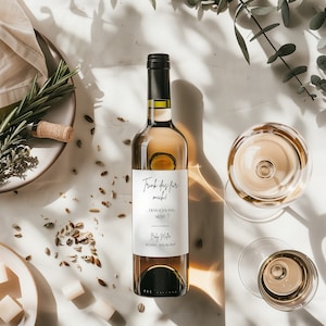 Può includere: Una bottiglia di vino bianco con un'etichetta che dice "Trink das für mich!" e "Denn ich kann nicht!" con un simbolo di cuore. L'etichetta dice anche "Baby Miller" e la data "Juni 2023".