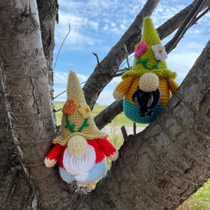 Gnomo con sombrero de flores - Patrón de ganchillo [SOLO PATRÓN]