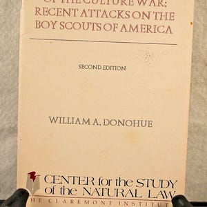 Puede incluir: Portada de libro con el título "On the Front Line of the Culture War: Recent Attacks on the Boy Scouts of America" de William A. Donohue. El libro es una segunda edición y está publicado por el Center for the Study of the Natural Law, The Claremont Institute.