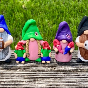 Custom Gnome Family with Pet. Mother’s Day Father’s Day Gift. Customizable Gnome Figurine. Personalized Gnome Sculptures. Mom and Dad Gift.