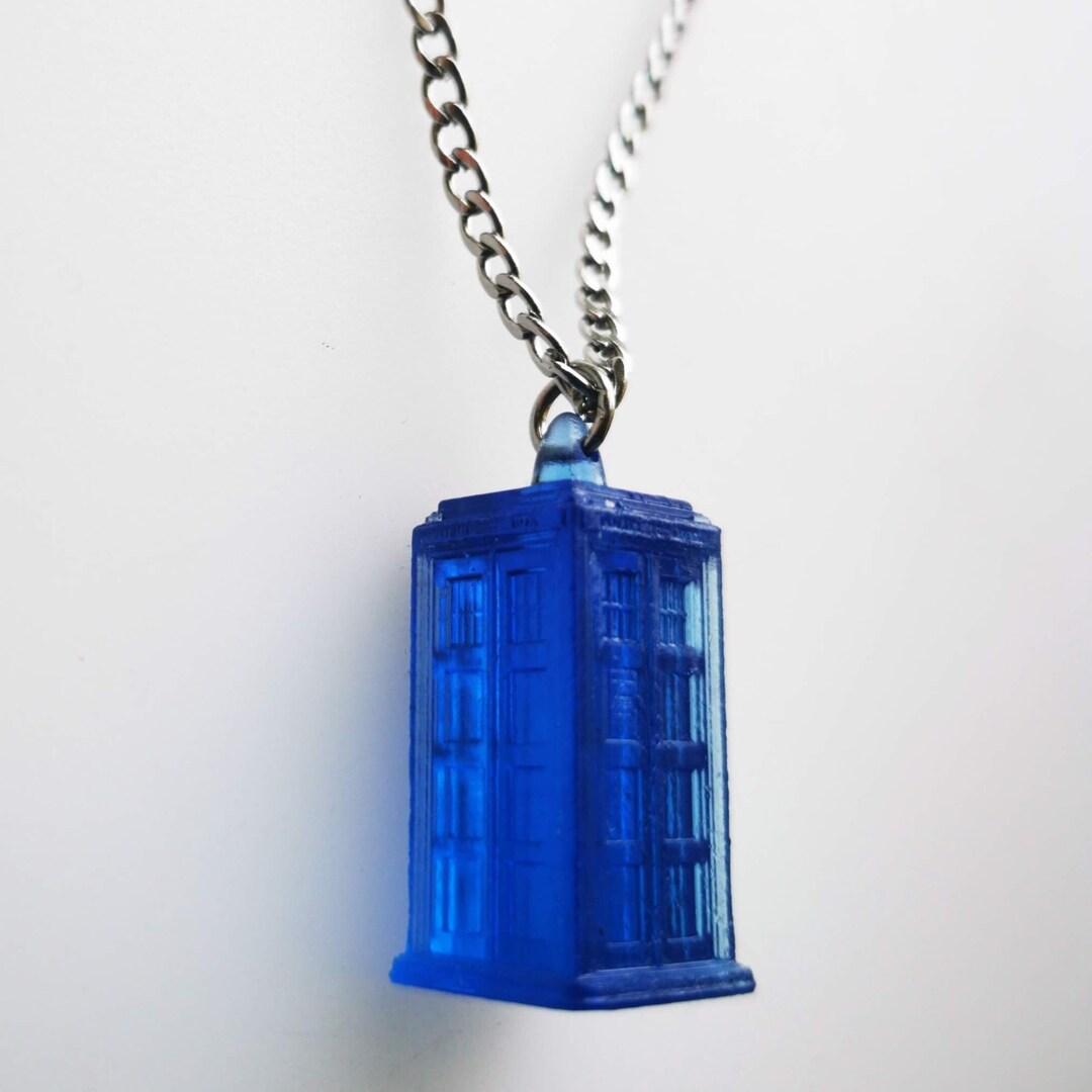 Collier Dr Who Police Box - Pendentif Pierre - Ras De Cou - Neuf Avec étiquettes - Expédition Paris