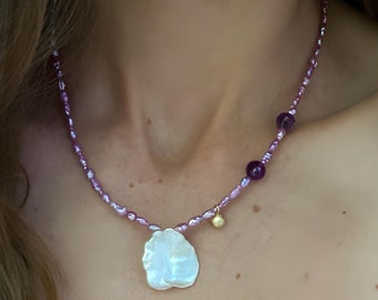 Rosa Perlenkette für Damen, bunte Perlenkette, Halskette aus natürlichen Perlen, Halskette pink aus Perlen, Perlenkette mit Anhänger