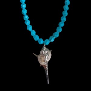 Halskette mit Muschelanhänger Perlenkette aus Türkis farbenen Perlen mit Anhänger Halskette mit Anhänger Geschenk für sie Boho Schmuck