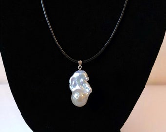 Minimalistische Halskette aus schwarzem Lederkordel mit Barockperlen-Anhänger, schwarze Halskette mit Perlenanhänger, alltäglicher Schmuck