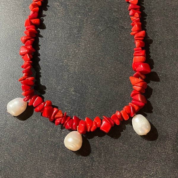 Rote Korallenhalskette Perlenchocker aus runden Naturperlen Natursteine Chocker Perlenhalskette Korallen Halskette Anhänger