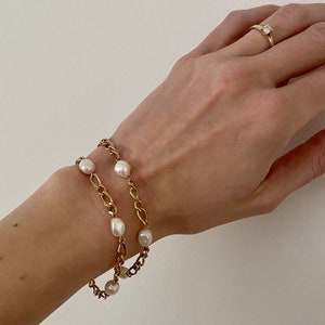 Goldenes Armband mit Süßwasserperlen, Goldarmband mit Perlen, Gliederarmband mit natürlichen Perlen, Armband mit Naturperlen, Kettenarmband