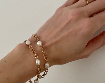 Goldenes Armband mit Süßwasserperlen, Goldarmband mit Perlen, Gliederarmband mit natürlichen Perlen, Armband mit Naturperlen, Kettenarmband