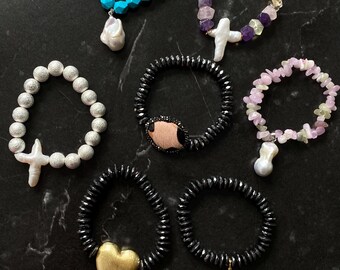 Armband aus natürlichen Steinen Stretch Armband mit Anhänger farbiges Boho Armband mit Charms Perlenarmband Sommerschmuck Geschenk für sie