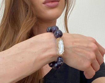 Statement Stretcharmband aus Amethyst mit Perlenanhänger Lila Edelstein Armband Damen Boho Armband lila Schmuck