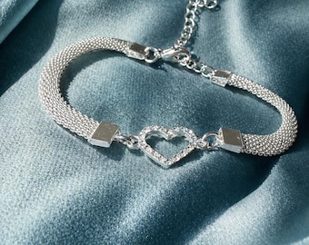 Tobillera brillante con cadena de malla y dije de mariposa/corazón plateado