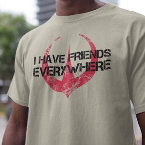 T-shirt en jersey unisexe J'ai des amis partout, chemise inspirée d'Andor, t-shirt à manches courtes, t-shirt graphique, cadeau pour des amis, t-shirt minimaliste