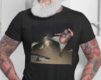 Homem chuta jacaré no pântano camiseta, jacaré, crocodilo, engraçado, viral, meme