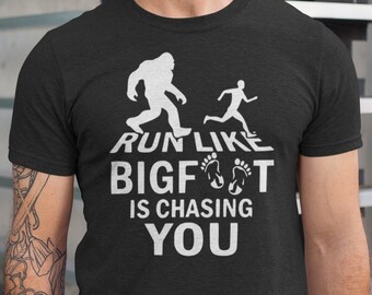 Camisas de Bigfoot, Bigfoot persiguiendo tu camiseta, camiseta divertida de Sasquatch, regalo de camping genial, meme, extrañamente específico, camiseta críptica