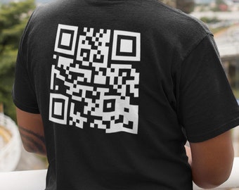 Könnte beinhalten: Ein schwarzes T-Shirt mit einem weißen QR-Code auf der Rückseite. Die Person, die das Shirt trägt, hat Dreadlocks, die zu einem Dutt zusammengebunden sind.