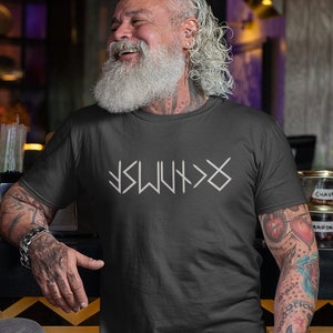 NOMBRE en RUNAS Camiseta vikinga, camiseta personalizada de runas Futhark, camiseta nórdica personalizada, ropa vikinga unisex, regalos de mitología nórdica