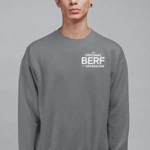 Pode incluir: Uma camisa de moletom cinza-chumbo com o texto "THE ORIGINAL BERF of Chicagoland" impresso em branco na frente.