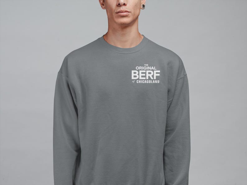 Pode incluir: Uma camisa de moletom cinza-chumbo com o texto "THE ORIGINAL BERF of Chicagoland" impresso em branco na frente.